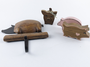 lot 63 image: Group of 4 Wooden Pig Figurines & Wall Hanger with Hook