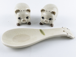 lot 66 image: 1979 Otagiri Pig Salt & Pepper Shaker & Spoon Rest