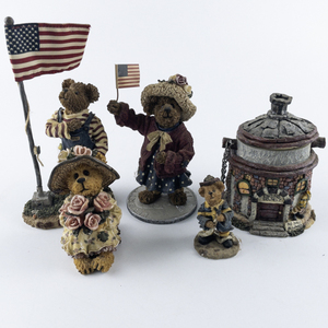 lot 67 image: Group of 4 BOYDS & BEARS COLLECTION Figurines & Trinket Box