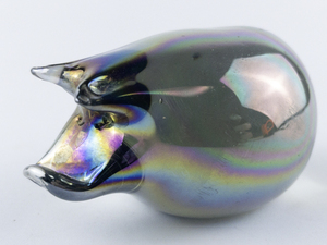 lot 69 image: Mexican Iridescent Art Glass Pig Paperweight Figurine