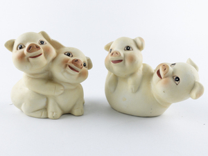 lot 90 image: Set of 2 Happy Couple Pigs Figurines