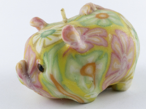 lot 101 image: Mini Hippy Colorful Wax Pig Candle