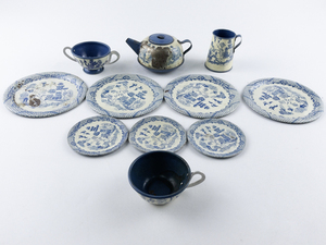 lot 121 image: 1950s Blue Willow Kids Toy Tea Set -11 Pieces