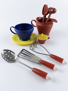 lot 122 image: IRWIN - 19 Vintage Plastic Kids Kitchen Utensil & Dish Toy Set