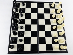 lot 141 image: ES LOWE 1968 Tournament Chessmen Game Set -Staunton Pattern (Complete)