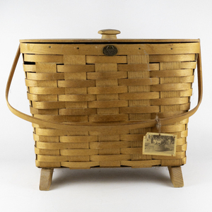 lot 146 image: PETERBORO BASKET CO. Vintage Footed Picnic Basket
