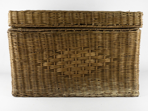 lot 147 image: Large Lidded Wicker Basket with Lid
