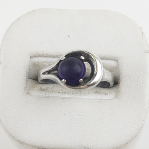 lot 44 image: SIPE Amethyst Cabochon Sterling Silver Ring. Size 7.5 - 7.75.