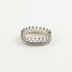 lot 59 image: Crown Style Sterling Silver Ring. Size 5.25 - 5.5.