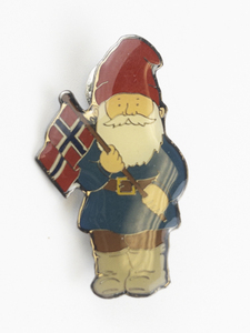 lot 119 image: Nisse Holding Norwegian Flag Silver Tone Base Metal Lapel Pin.