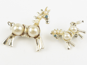 lot 122 image: Set Of 2 Vintage Pearl & Rhinestone Gold Tone Base Metal Brooches.