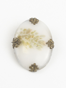 lot 125 image: Victorian White Venetian Glass Gold Tone Base Metal Brooch .