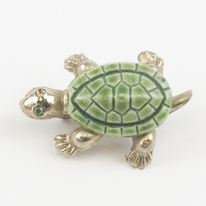 lot 133 image: Mini Ceramic Turtle Base Metal Brooch .