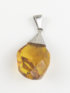 lot 134 image: Large Baltic Amber sterling silver pendant (no chain).