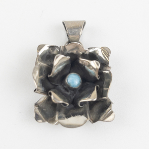 lot 138 image: Turquoise Centered Flower sterling silver pendant (no chain).