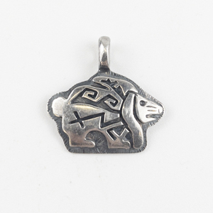 lot 140 image: Hopi Overlay Animal sterling silver pendant (no chain).