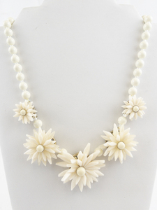 lot 176 image: Cream Flower Gold Tone Base Metal Statement Necklace.