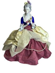 lot 14 image: 1985 Goebel Hummel Marie Antoinette Victorian Tea Cozy Doll (9 Tall)