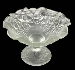 lot 15 image: Beautiful Vintage Fenton Water Lily Glass Basket (11 Wide)