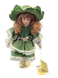 lot 52 image: Vintage Seymour Mann 18 Porcelain Doll Carole