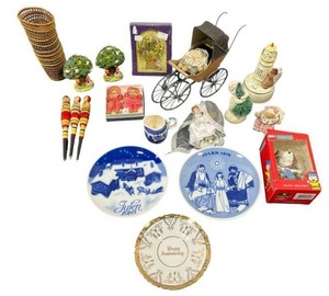 lot 51 image: Vintage Collectibles Lot including Snoopy Holiday Ornament