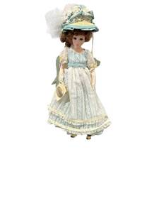 lot 63 image: Limited Edition Robin Woods Doll (9521200)