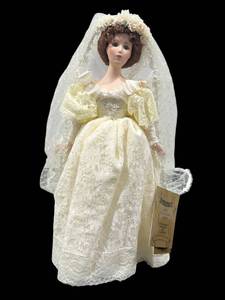 lot 78 image: Beautiful Seymour Mann 17 Porcelain Wedding Doll Vanessa with COA
