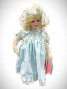lot 82 image: Vintage Paradise Galleries 13 Porcelain Doll
