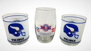 lot 99 image: Vintage Minnesota Vikings 4 Drinking Glasses & Metrodome Superbowl Drinking Glass in Nice Condition