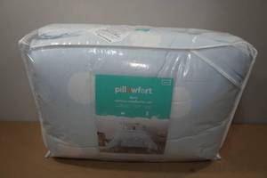 lot 38 image: Pillowfort Dots Cotton Comforter Set -Twin