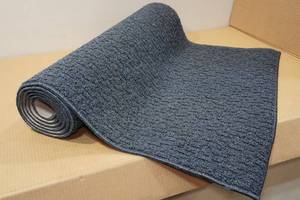 lot 47 image: Washable 2x7 Tufted Runner Rug