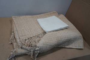 lot 125 image: 4x6 Area Rug with Non-Slip Pad