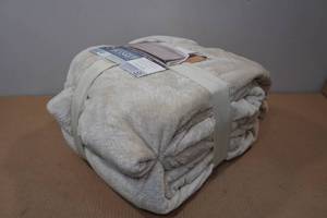 lot 128 image: Members Mark Velvet Plush Throw Blanket for King or Queen Beds