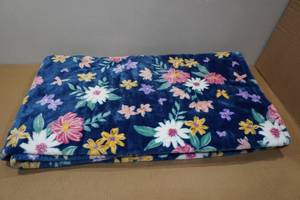 lot 133 image: Members Mark Floral Throw Blanket
