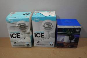lot 157 image: 3 Blue Snowball USB Plus Microphones