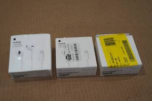 lot 189 image: 3 Apple Lightning Connector Earbuds