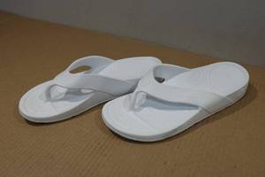 lot 262 image: Nuusole Unisex Rubber Sandals -Mens 7, Womens 8, White