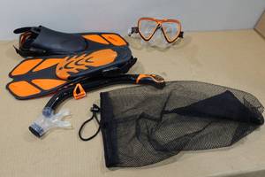 lot 276 image: Cressi Blulove Adult Snorkel Set -Fin Size SM, Orange