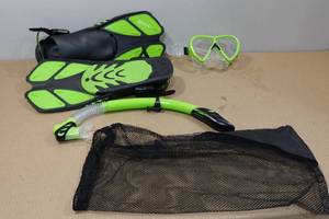 lot 277 image: Cressi Blulove Adult Snorkel Set -Fin Size MLXL, Green