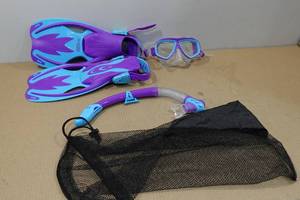 lot 278 image: Cressi Kids Snorkel Set -Fins Size SM