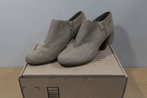 lot 302 image: Anne Klein Womens Ankle Booties -Size 8.5