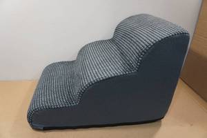 lot 18 image: Cozy Kiss Soft Pet Stairs