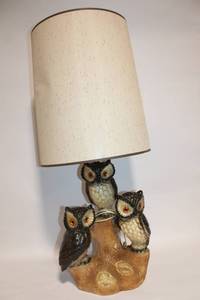 lot 2 image: Vintage Ceramic Owl Table Lamp with Shade