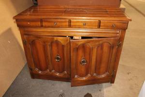 lot 21 image: Singer Sewing Machine in Wooden Cabinet