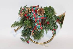lot 30 image: Decorative Brass Hunting Horn with Faux Greenery and Festive Accents