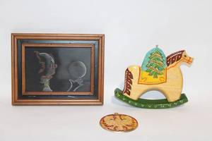 lot 31 image: Collection of 3 Holiday Vintage Decor Items