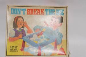 lot A-130 image: Vintage Dont Break the Ice Childrens Game