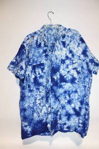 lot 183 image: Tie-Dye Short-Sleeve Shirt with Blue and White Pattern