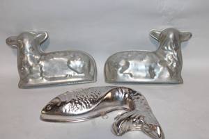 lot 323 image: Vintage Aluminum Lamb and Fish Cake Molds Set