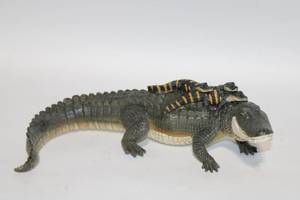 lot 360 image: Alligator Figurine with Baby Alligators on its Back